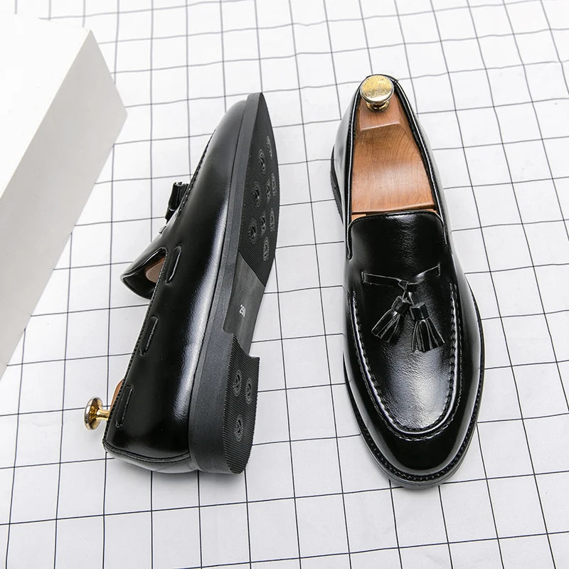 Sapatos masculinos de alta qualidade, estilo slip-on, de couro, casuais, para negócios, modelo brogue, loafers de couro para festas.