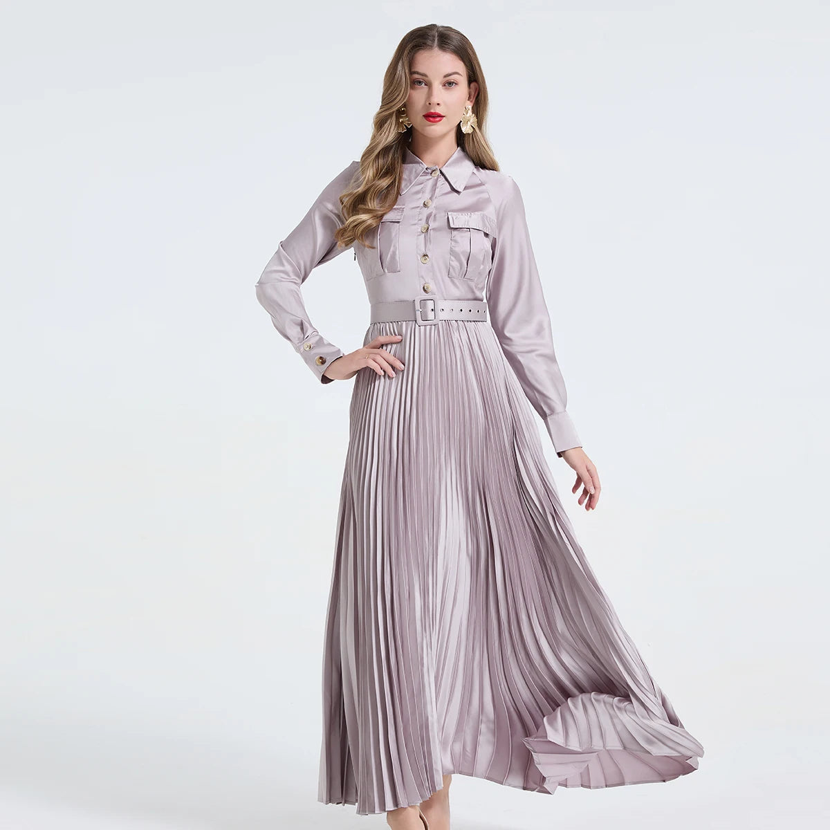 Vestido camisa feminino elegante, liso e plissado, com gola dobrável, mangas compridas, abotoamento simples e detalhe em viés. Acompanha cinto.