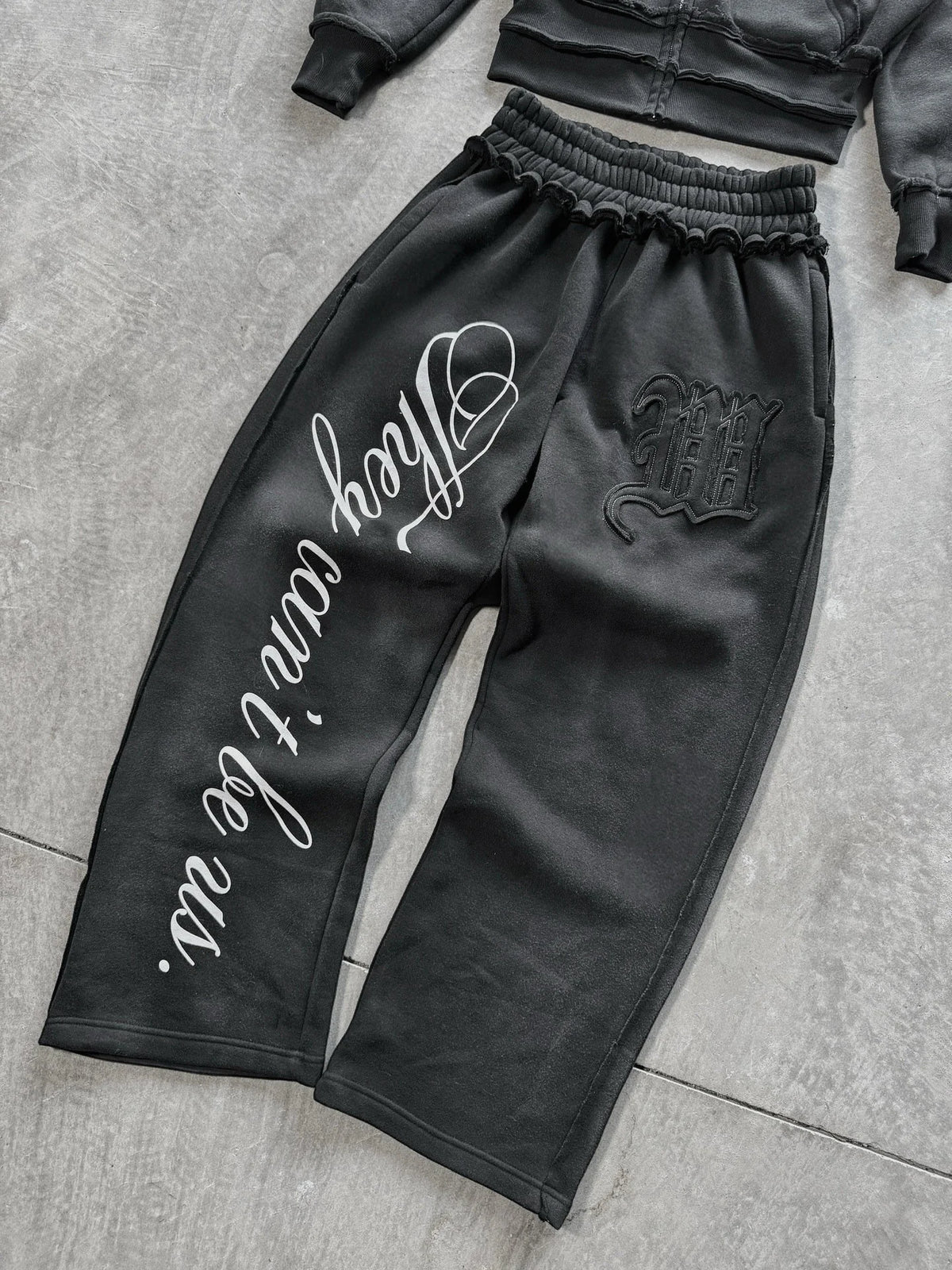 Conjunto de Moletom com Capuz e Zíper Frontal com Letras em Relevo Estilo Gótico e Calça Esportiva de Perna Larga, Estilo Linho Desgastado, Masculino e Feminino