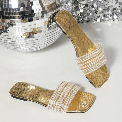 Sandálias femininas de sola plana, modelo novo de verão, com aplicações de strass e miçangas, ideais para uso externo.