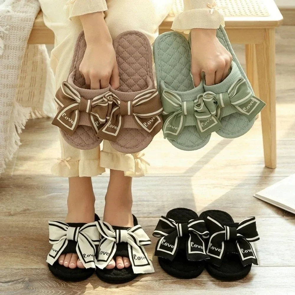 Chinelo de chão com laço Love Bow, plataforma plana e silenciosa, em tecido macio, para uso interno, ideal para mulheres.