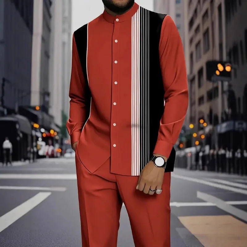Conjunto de duas peças masculino com camisa de manga comprida com gola alta e estampa de listras verticais coloridas e calça.