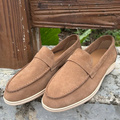 Mocassins confortáveis de couro de camurça masculino, sapatos planos casuais deslizantes, apartamentos de camurça da moda, mocassins clássicos de couro macio com bico redondo 2025