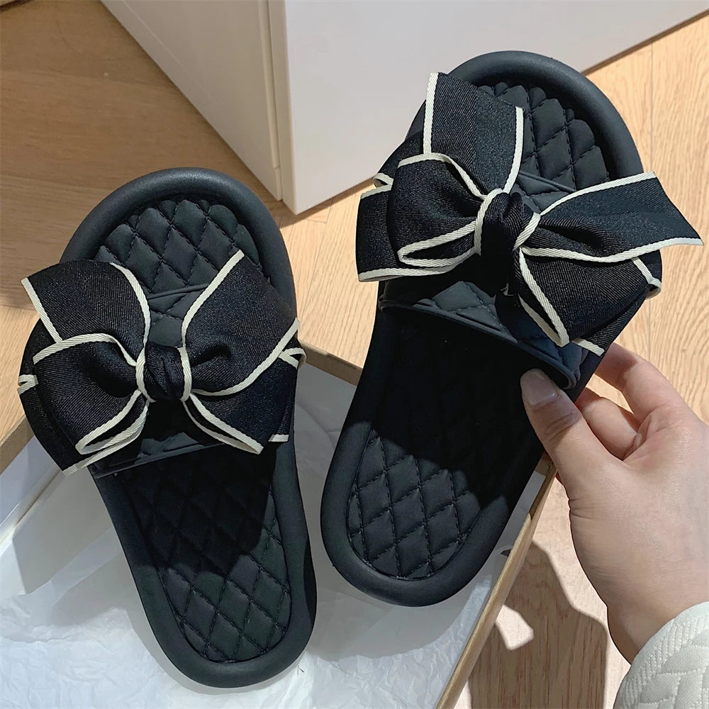 Sandálias de praia femininas de verão, modelo slip-on, com sola plana, antiderrapantes, em PVC com nó, respiráveis e confortáveis para uso em casa.