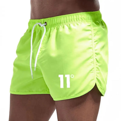 Calção de banho masculino com estampa de números para o verão de 2024. Ideal para praia, surf e outras atividades ao ar livre. Calção de banho masculino de cintura baixa, respirável e perfeito para surfar.