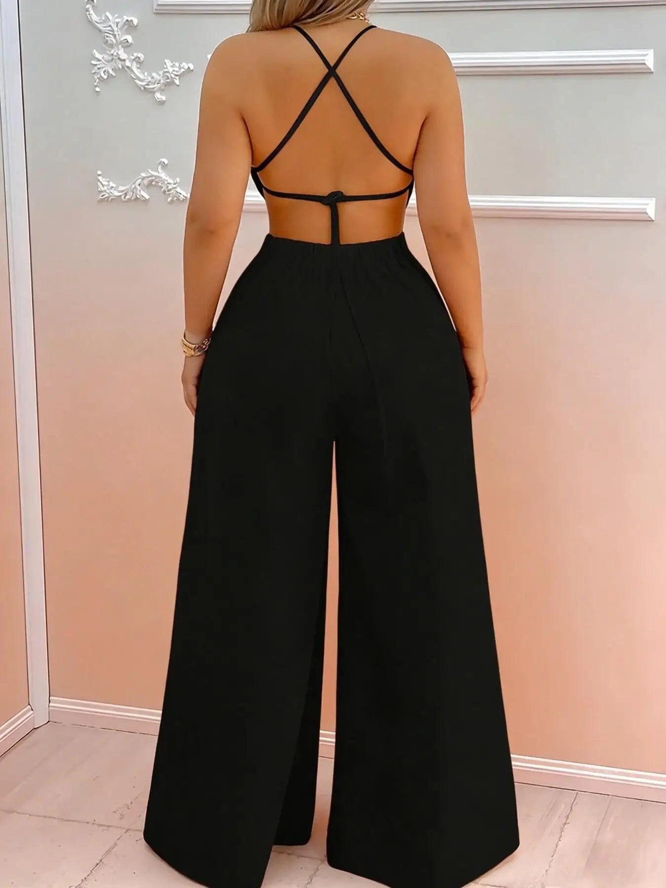 Macacão feminino de uma peça com decote halter, costas nuas, recortes e pernas largas, elegante para madrinhas ou ocasiões especiais.