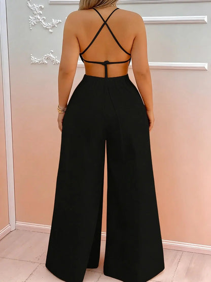 Macacão feminino de uma peça com decote halter, costas nuas, recortes e pernas largas, elegante para madrinhas ou ocasiões especiais.