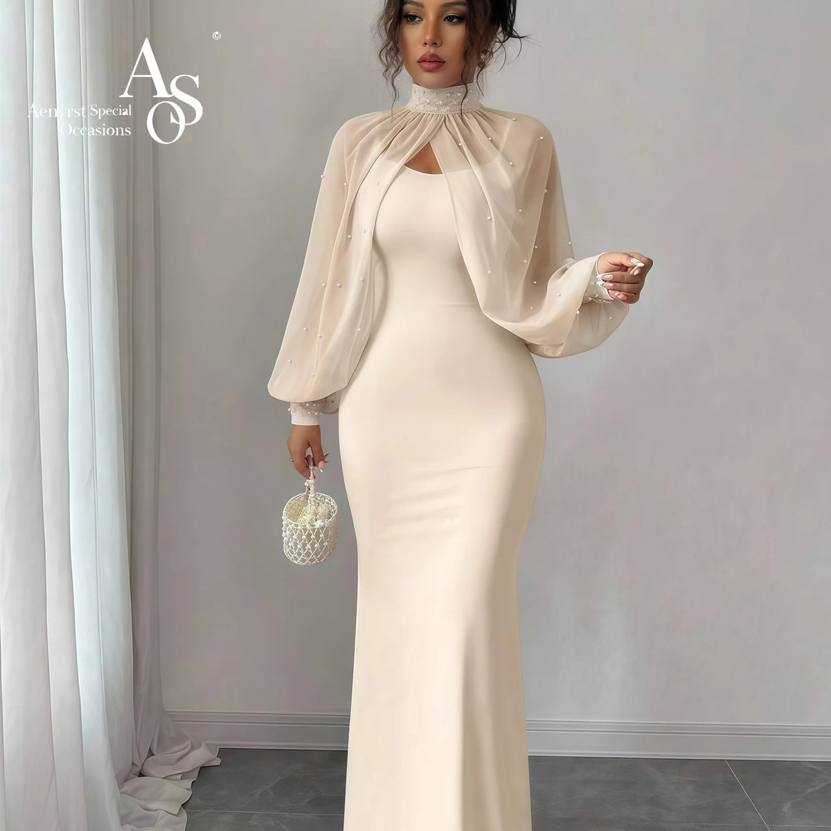 Vestido formal longo estilo sereia, sem alças, na cor marfim, com capa de gola alta e saia drapeada.