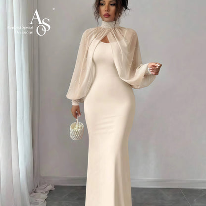 Vestido formal longo estilo sereia, sem alças, na cor marfim, com capa de gola alta e saia drapeada.