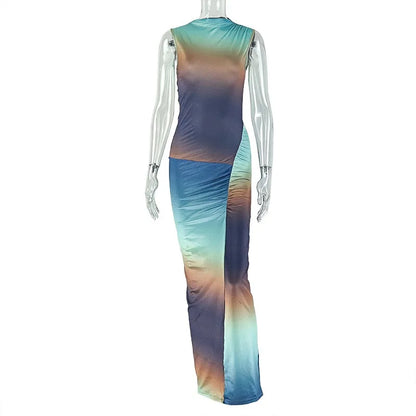 Vestido longo feminino com gola alta, sem mangas, pregas e modelagem envelope, em degradê de cores.