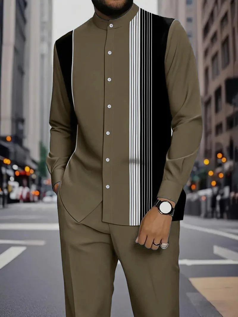 Conjunto de duas peças masculino com camisa de manga comprida com gola alta e estampa de listras verticais coloridas e calça.
