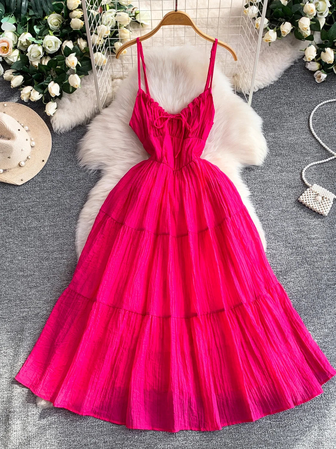 Vestido Elegante Roxo de Verão Feminino com Decote V, Sem Mangas, Cintura Marcada, Detalhes em Gaze, Estilo Casual Confortável para Feriados