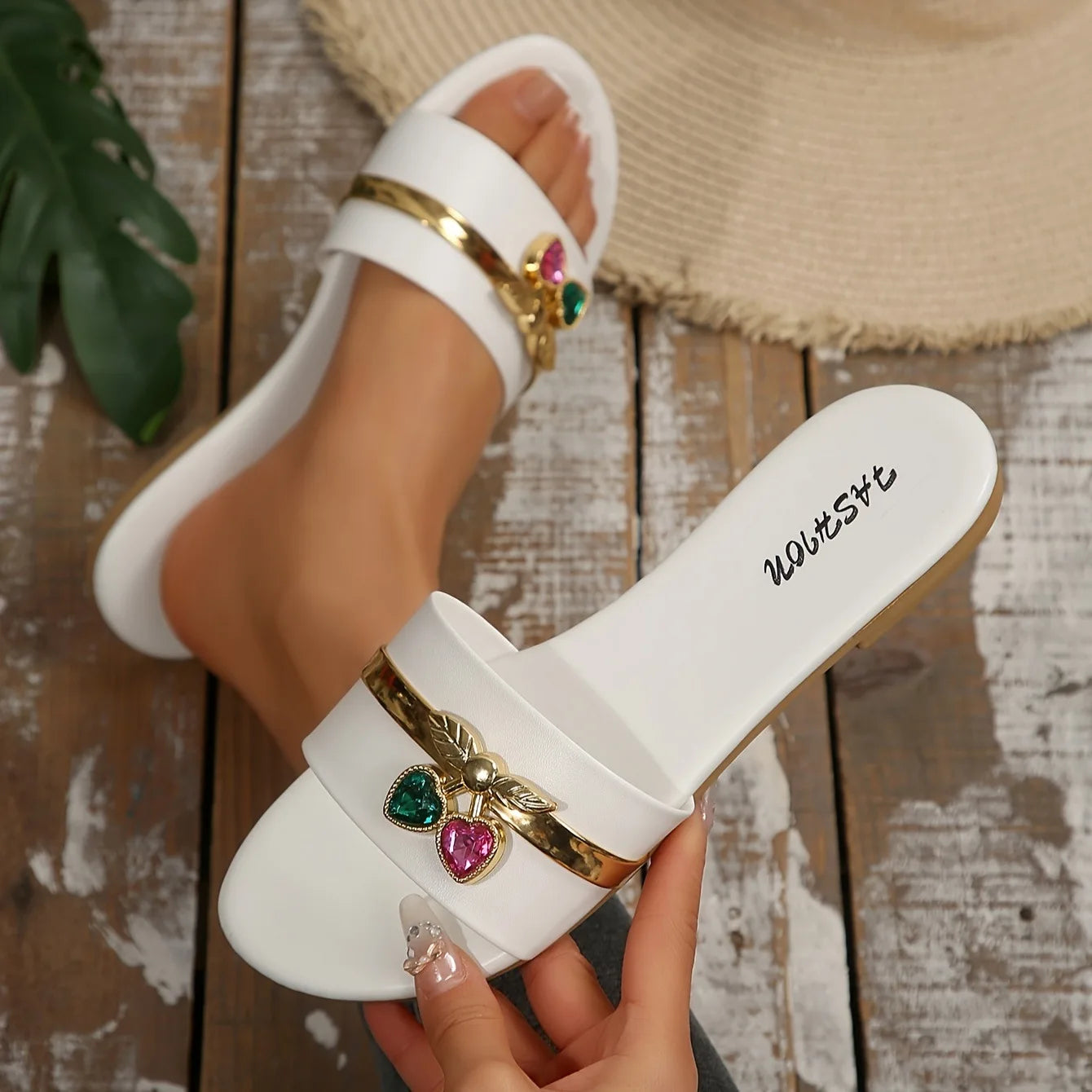 Chinelo feminino da moda com fivela de cereja, versátil, com decoração metálica em cor sólida e bico redondo.