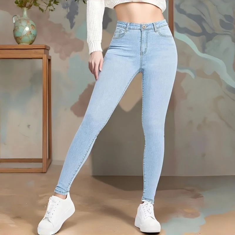 Calça Jeans Feminina Clássica Azul Claro de Cintura Média, Confortável, Slim, Skinny Fit, Estilo Retrô, para Mulheres.