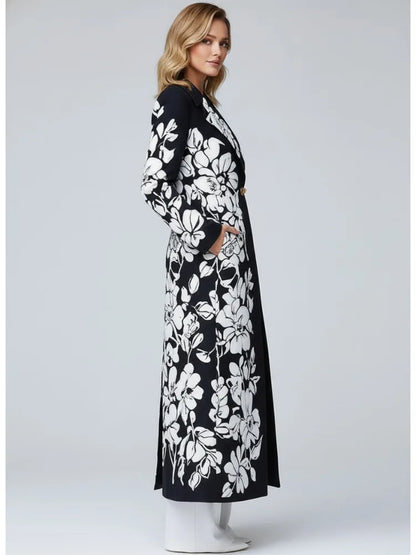 Casaco longo feminino com estampa floral, gola entalhada, mangas compridas, fecho de fivela, modelagem ampla, estilo blazer, elegante, ideal para o dia a dia.