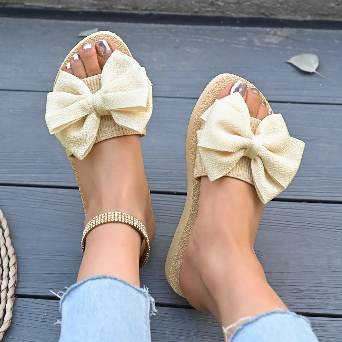 Sandálias femininas elegantes com plataforma e laço, perfeitas para férias no verão de 2026. Confortáveis, com sola macia em EVA, modelo slip-on e elástico.