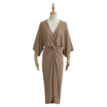 Vestido Midi Feminino com Decote V, Manga Morcego, Cintura Torcida, Amarração Traseira, Bainha com Fenda, em Tricô Macio, 3 Cores