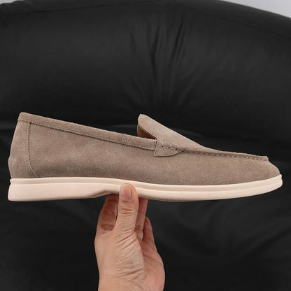 Mocassins confortáveis de couro de camurça masculino, sapatos planos casuais deslizantes, apartamentos de camurça da moda, mocassins clássicos de couro macio com bico redondo 2025