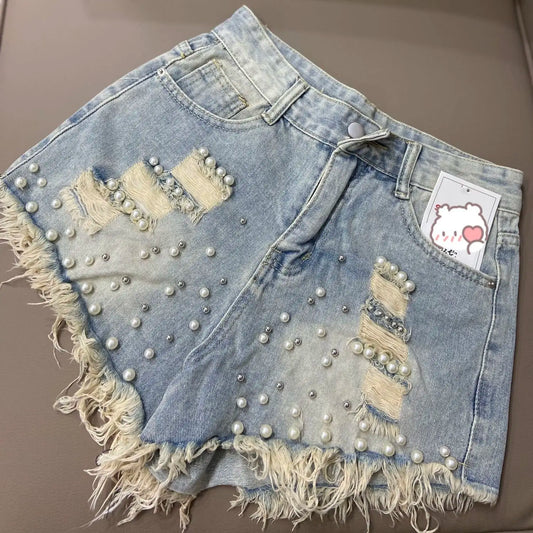 Shorts jeans femininos de verão com barra desfiada e detalhes em miçangas, modelo coreano, cintura alta, pernas largas e modelagem solta. Calça jeans curta e confortável.