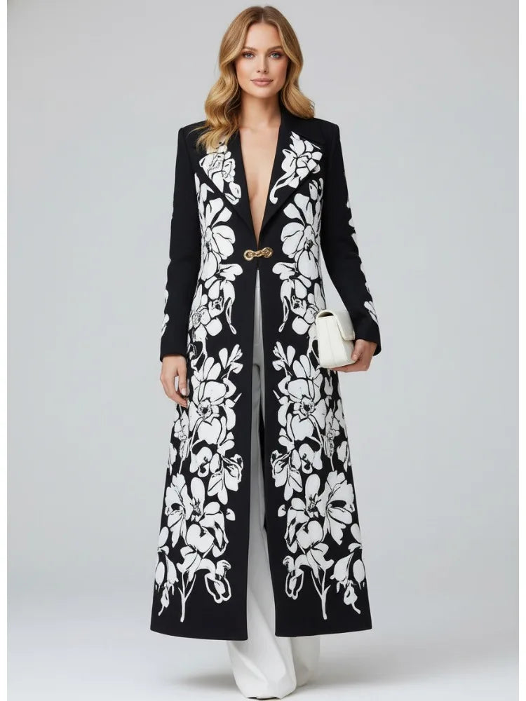Casaco longo feminino com estampa floral, gola entalhada, mangas compridas, fecho de fivela, modelagem ampla, estilo blazer, elegante, ideal para o dia a dia.