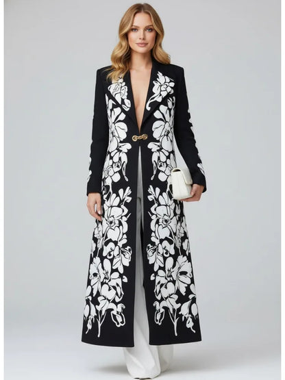 Casaco longo feminino com estampa floral, gola entalhada, mangas compridas, fecho de fivela, modelagem ampla, estilo blazer, elegante, ideal para o dia a dia.