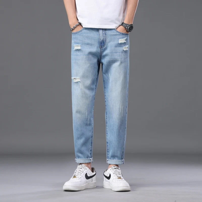 Calça Jeans Masculina Rasgada de Algodão, Corte Reto, Casual e Moderna, Coleção Primavera Verão 2026, para Uso Casual e Atividades ao Ar Livre