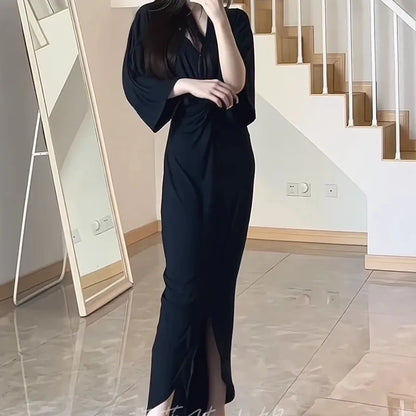 Vestido Feminino Longo com Decote em V, Design Plissado Torcido, Cintura Alta, Fenda, Elástico, Cor Sólida, Simples, Elegante, Casual e Sofisticado