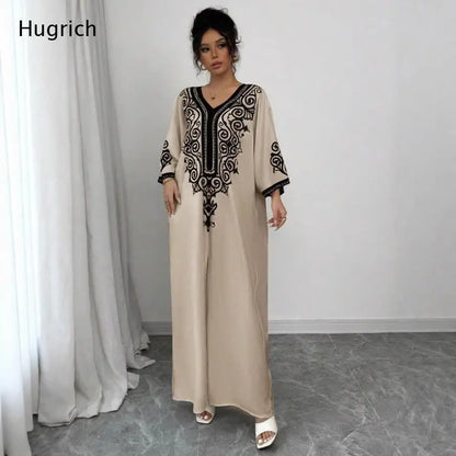 Vestido Maxi Kaftan Bege com Decote em V para Mulheres com Bordado Preto e Manga Batwing Étnica Abaya