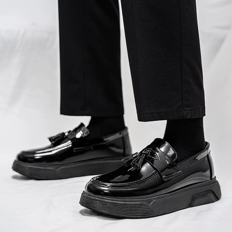 Sapatos Clássicos de Moda para Homens com Fivela Brilhante, Sapatos Pretos Formais para Festas, Solado Grosso, Mocassins Slip-On para Negócios