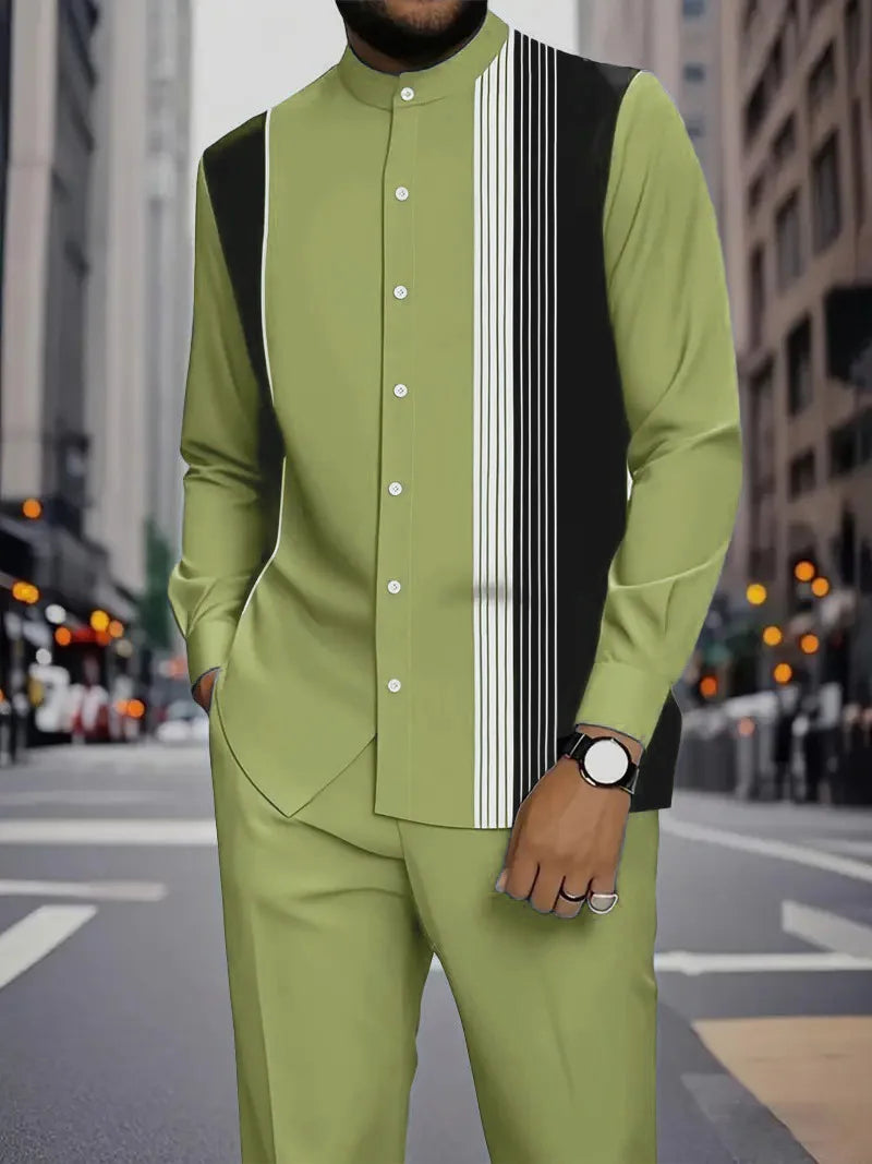 Conjunto de duas peças masculino com camisa de manga comprida com gola alta e estampa de listras verticais coloridas e calça.