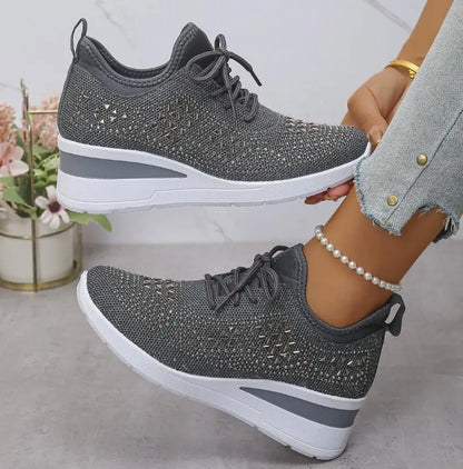 Tênis feminino de plataforma com strass brilhantes, respirável, em malha antiderrapante, ideal para caminhada, tamanhos grandes, solado grosso e cor branca.