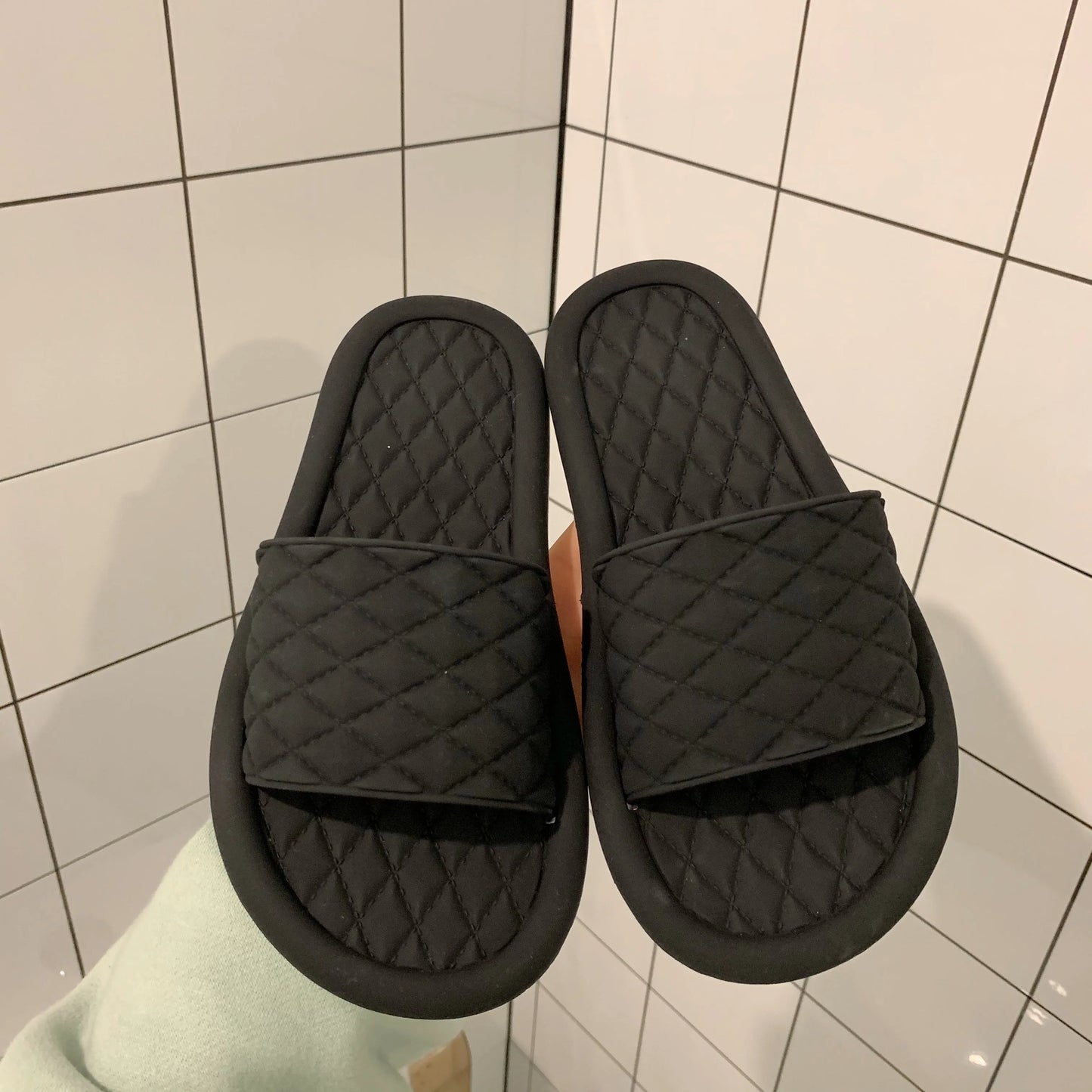 Sandálias de praia femininas de verão, modelo slip-on, com sola plana, antiderrapantes, em PVC com nó, respiráveis e confortáveis para uso em casa.