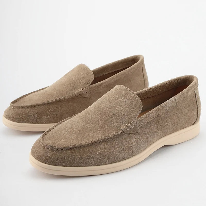 Mocassins confortáveis de couro de camurça masculino, sapatos planos casuais deslizantes, apartamentos de camurça da moda, mocassins clássicos de couro macio com bico redondo 2025