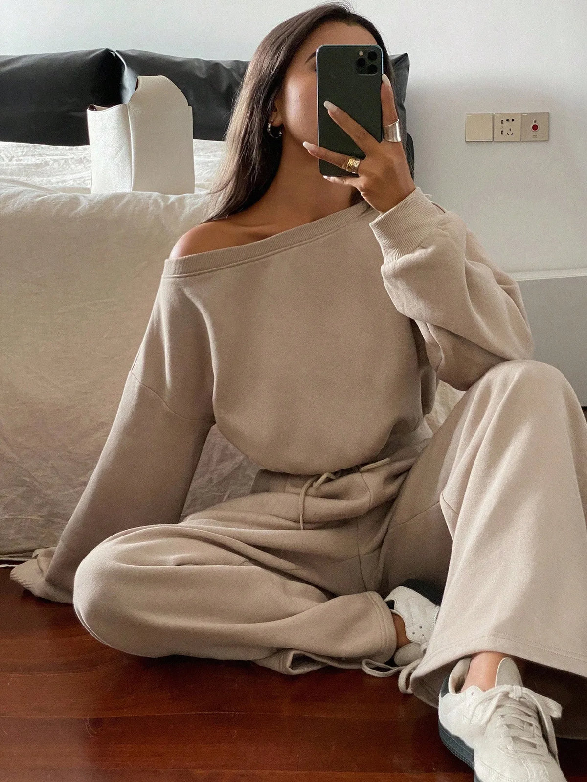 Conjunto de 2 Peças : Top Cropped Ombro a Ombro e Calça Pantalona com Cordão e Pregas – Loungewear Casual Coordenado