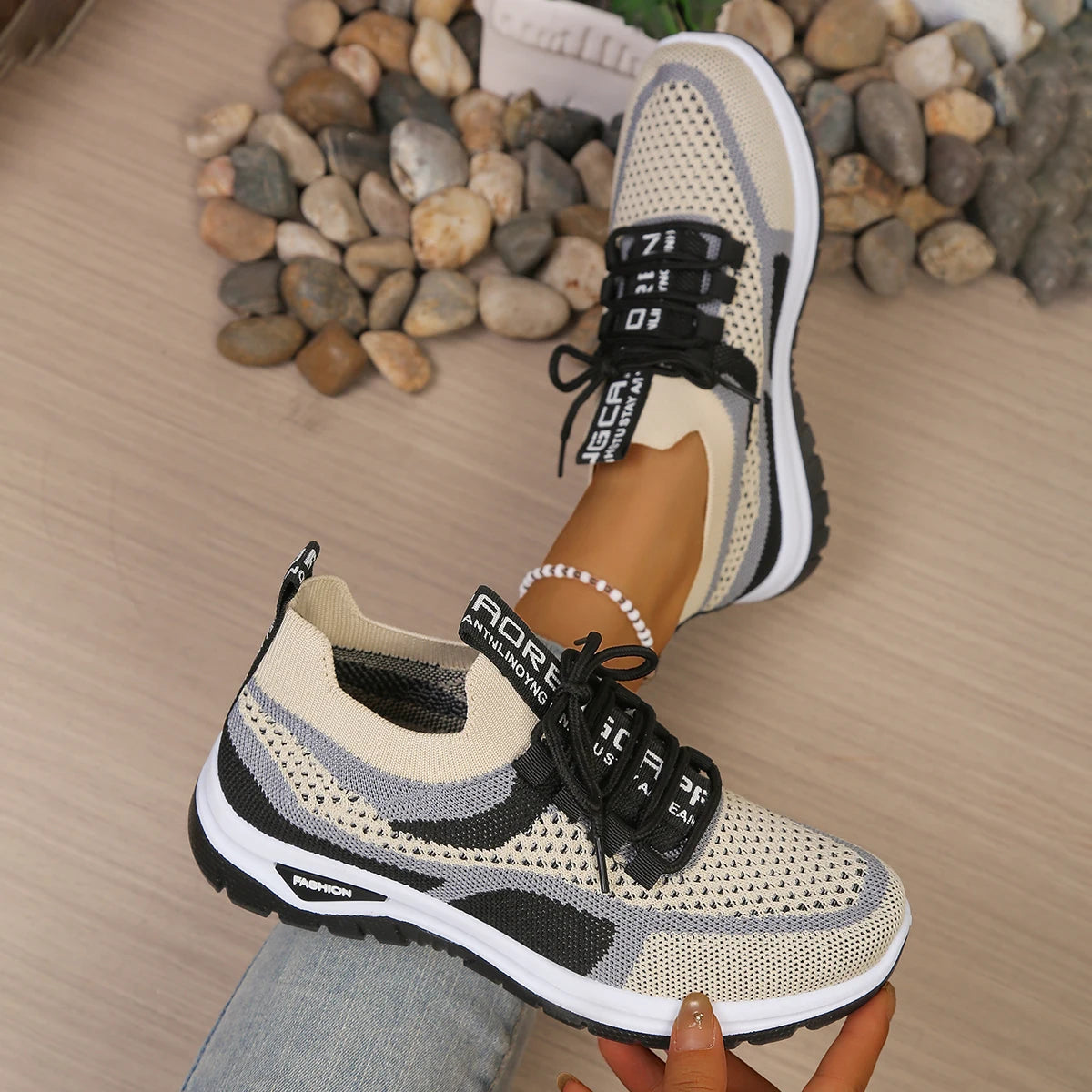 Tênis feminino casual de verão, novo estilo bicolor, versátil, para uso casual e no trabalho.