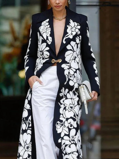 Casaco longo feminino com estampa floral, gola entalhada, mangas compridas, fecho de fivela, modelagem ampla, estilo blazer, elegante, ideal para o dia a dia.