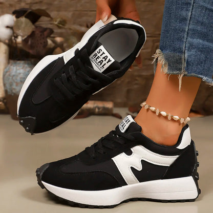 Tênis feminino de grife com sola grossa, estilo casual, esportivo e moderno, leve e confortável para corrida.