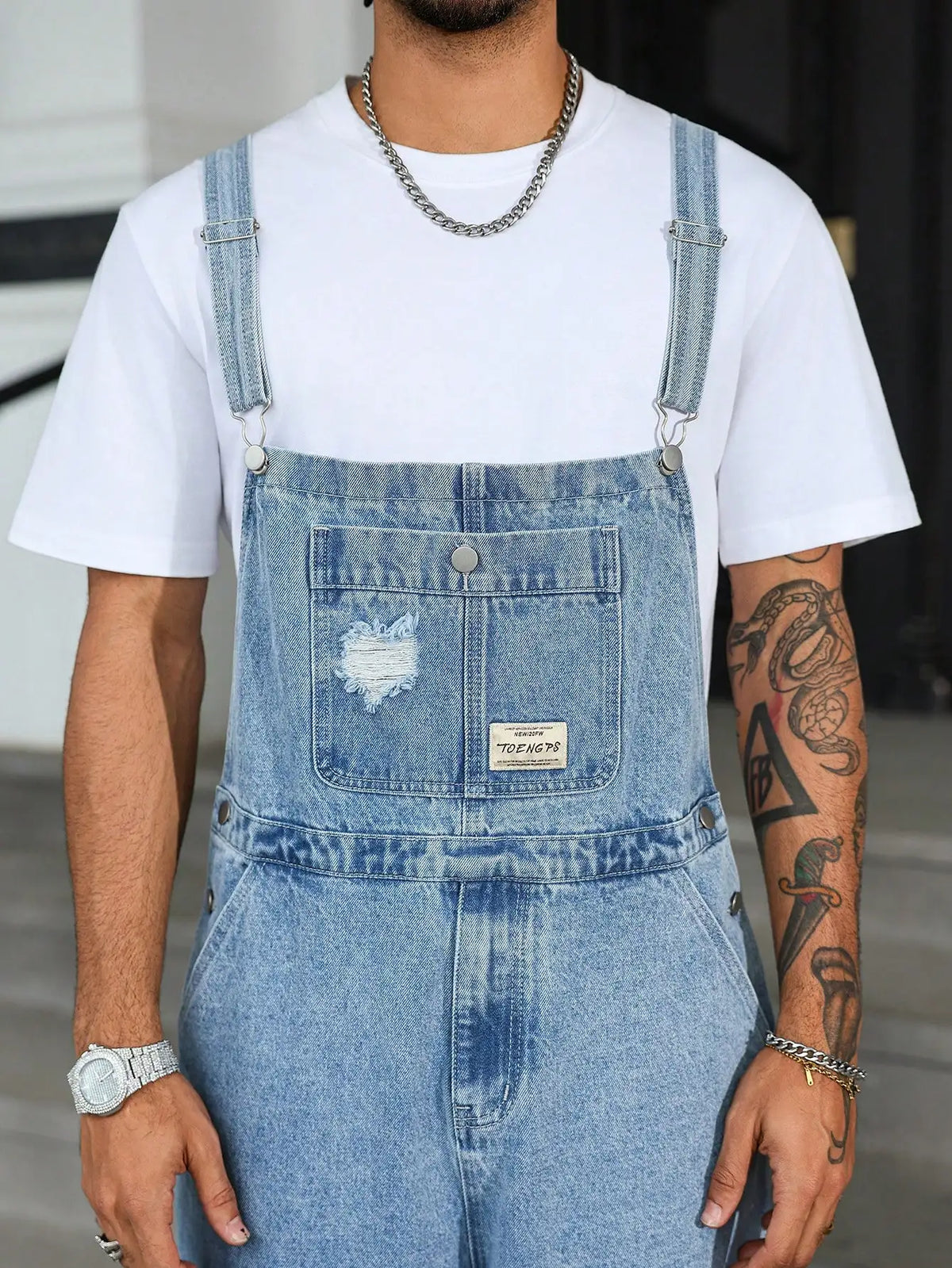 Macacão Jeans Masculino Moderno para o Verão, com Caimento Solto de Perna Larga, Design Rasgado e Estilo Urbano