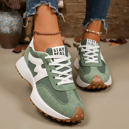 Tênis feminino de grife com sola grossa, estilo casual, esportivo e moderno, leve e confortável para corrida.