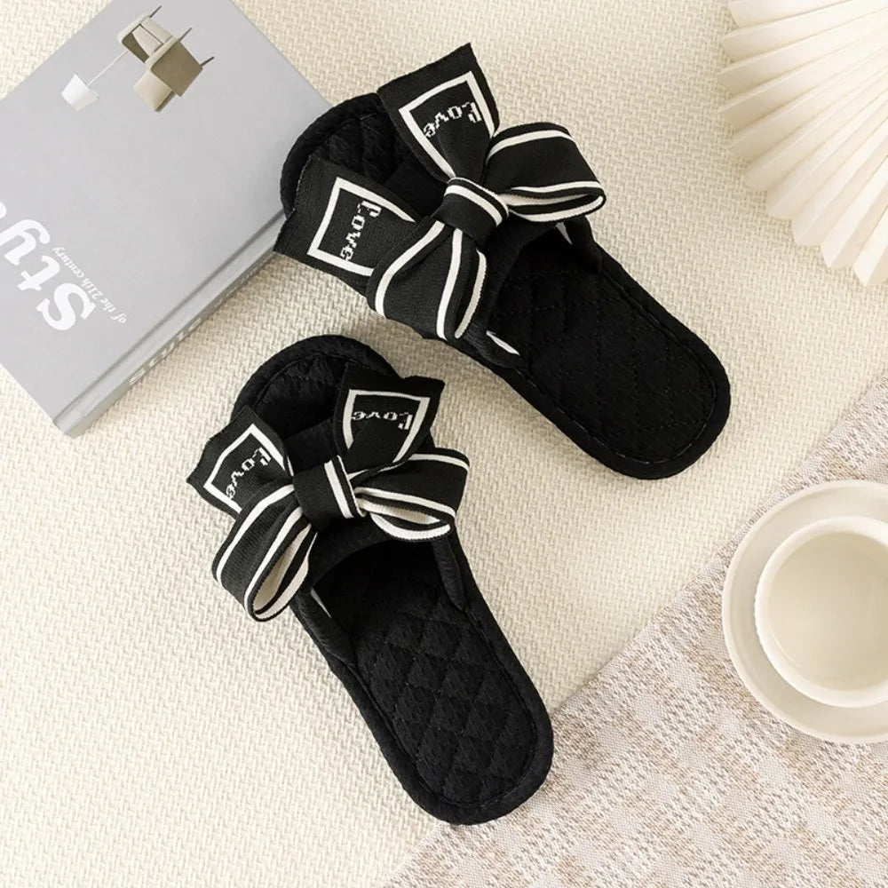 Chinelo de chão com laço Love Bow, plataforma plana e silenciosa, em tecido macio, para uso interno, ideal para mulheres.