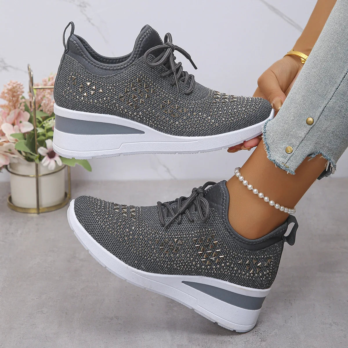 Tênis feminino de plataforma com strass brilhantes, respirável, em malha antiderrapante, ideal para caminhada, tamanhos grandes, solado grosso e cor branca.