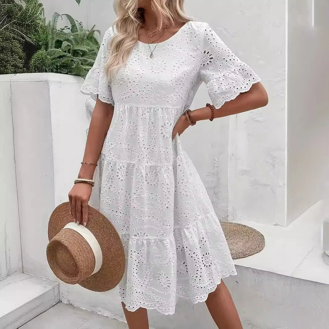 Vestido Midi Feminino Branco com Bordado Inglês Vazado, Estilo Boho Fluido com Babados em Camadas, Casual de Manga Curta para Verão e Praia