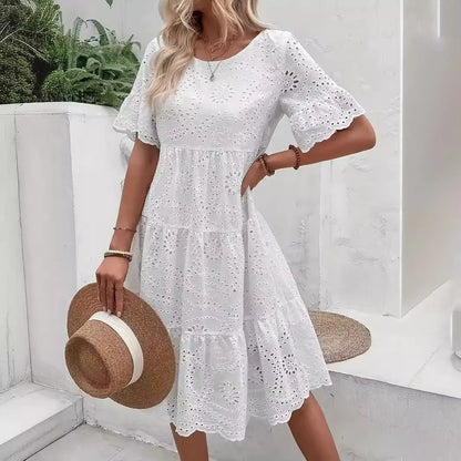 Vestido Midi Feminino Branco com Bordado Inglês Vazado, Estilo Boho Fluido com Babados em Camadas, Casual de Manga Curta para Verão e Praia