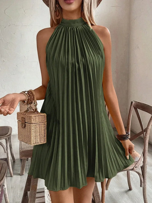 Vestido curto verde-oliva plissado com decote halter