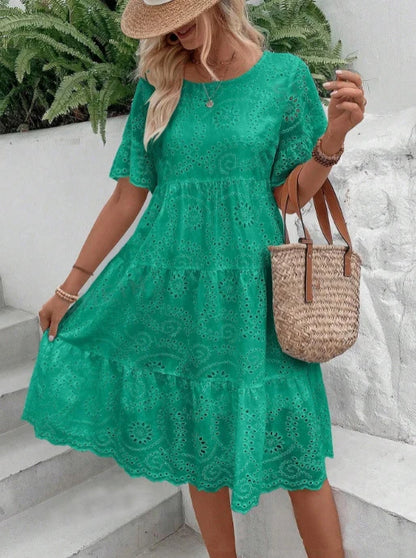 Vestido Midi Feminino Branco com Bordado Inglês Vazado, Estilo Boho Fluido com Babados em Camadas, Casual de Manga Curta para Verão e Praia