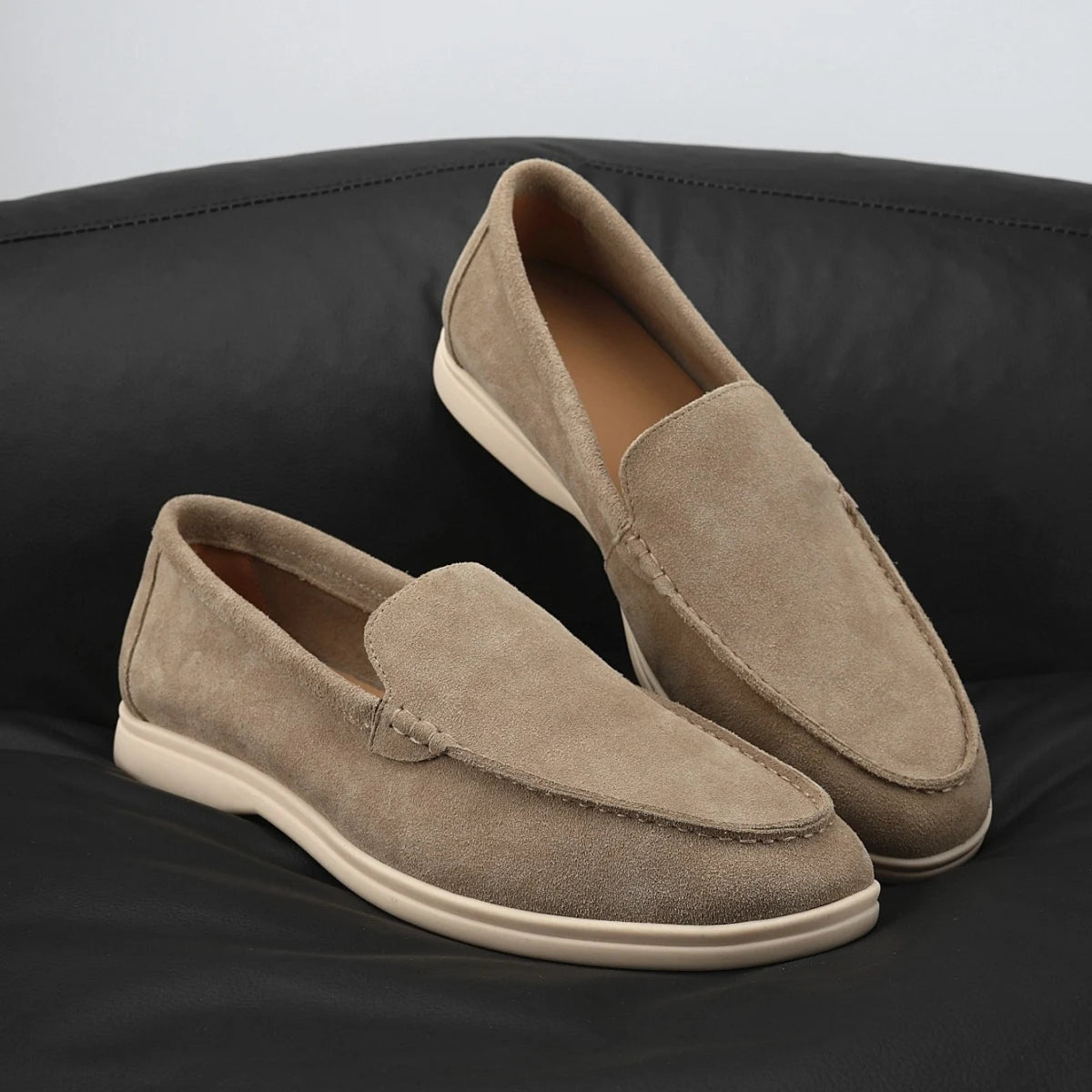 Mocassins confortáveis de couro de camurça masculino, sapatos planos casuais deslizantes, apartamentos de camurça da moda, mocassins clássicos de couro macio com bico redondo 2025