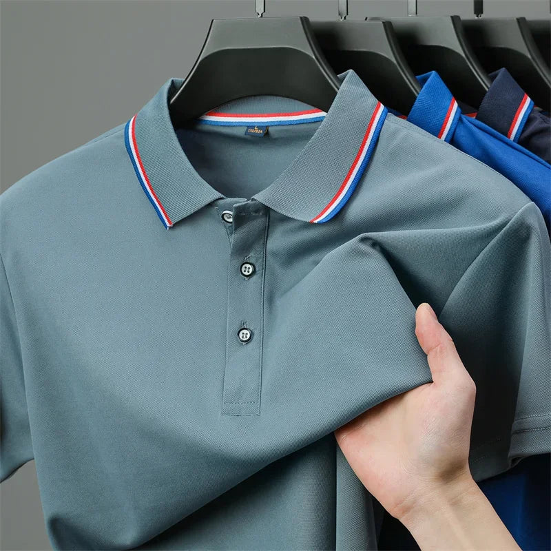 Camisa polo masculina casual de manga curta e cor sólida, modelo verão , moderna, confortável e versátil.