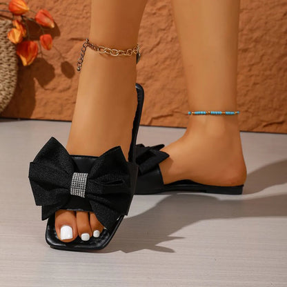 Chinelo feminino moderno e confortável para o verão, com laço, estilo casual, antiderrapante e resistente ao desgaste. Sandália rasteira para uso externo.
