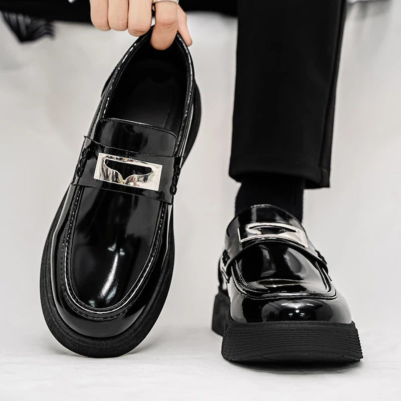 Sapatos Clássicos de Moda para Homens com Fivela Brilhante, Sapatos Pretos Formais para Festas, Solado Grosso, Mocassins Slip-On para Negócios