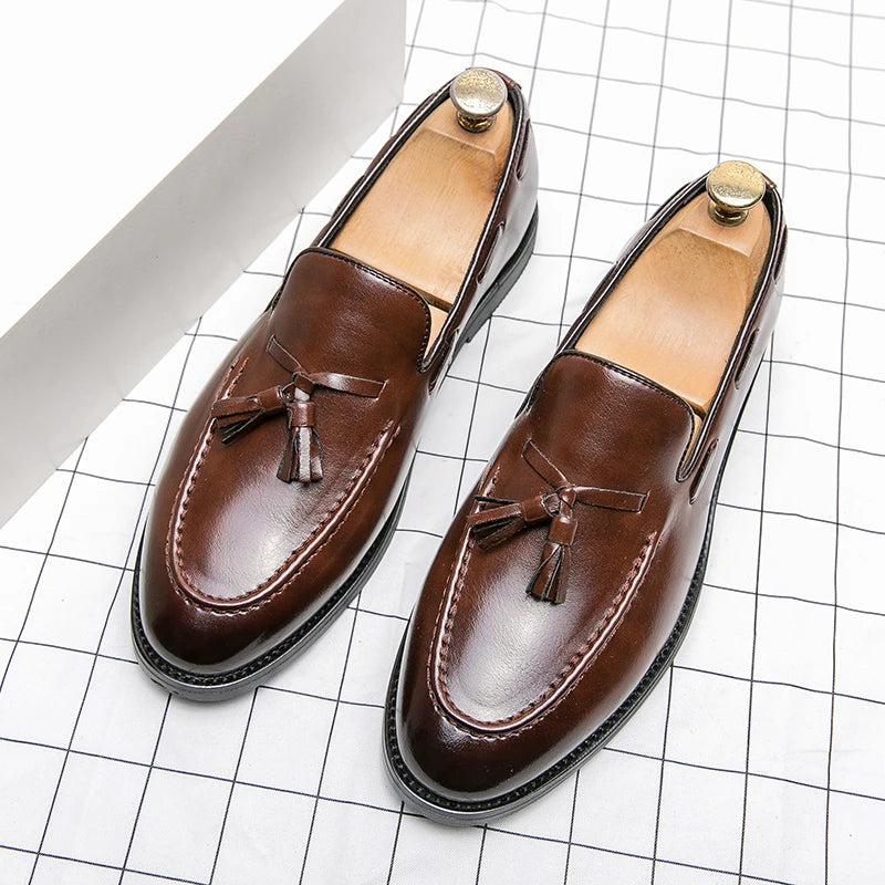 Sapatos masculinos de alta qualidade, estilo slip-on, de couro, casuais, para negócios, modelo brogue, loafers de couro para festas.